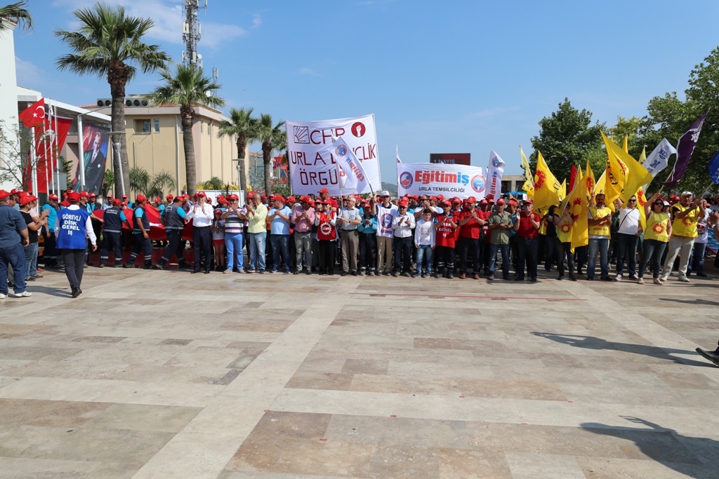 İzmir'in ilçelerinde 1 Mayıs coşkusu