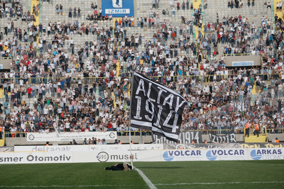 Atatürk Stadı'nda siyah-beyaz şov