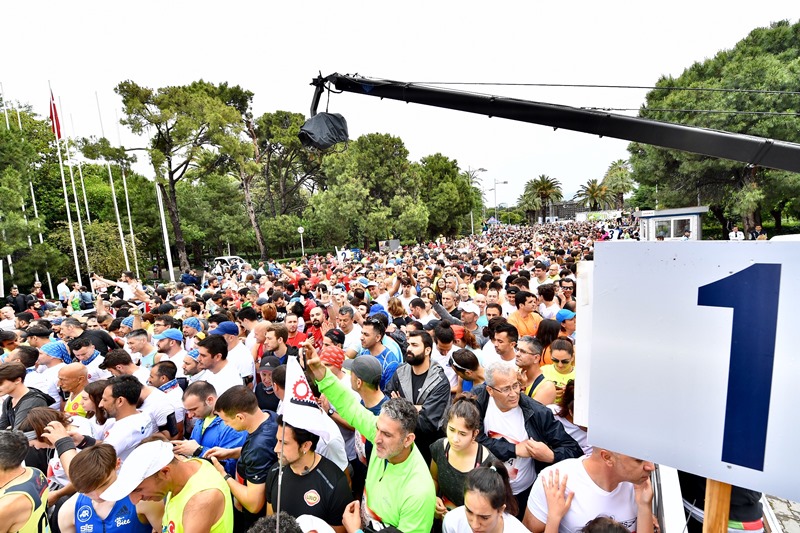 8 bin İzmirli koşamayanlar için koştu