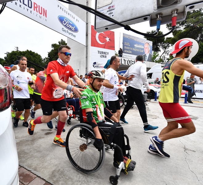 8 bin İzmirli koşamayanlar için koştu