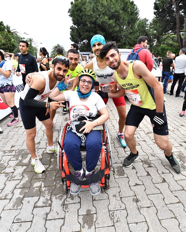 8 bin İzmirli koşamayanlar için koştu
