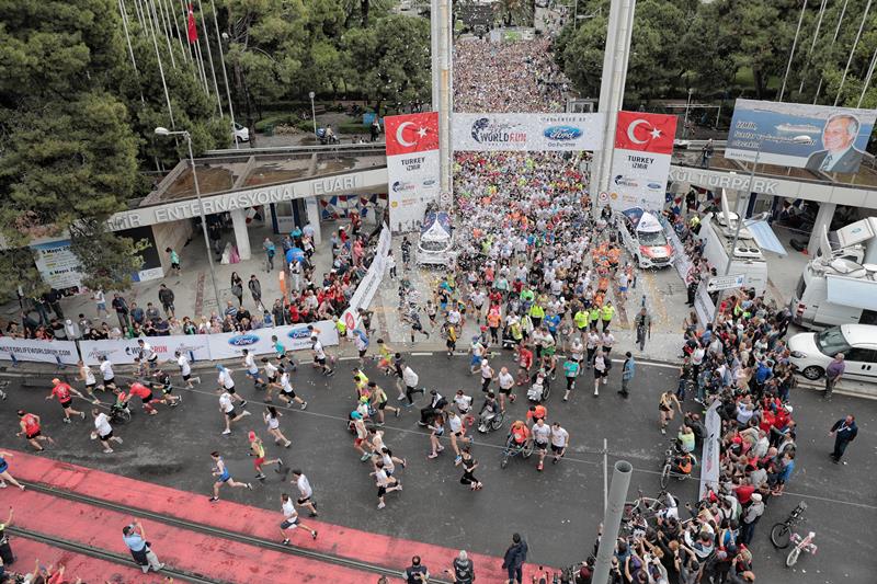 8 bin İzmirli koşamayanlar için koştu