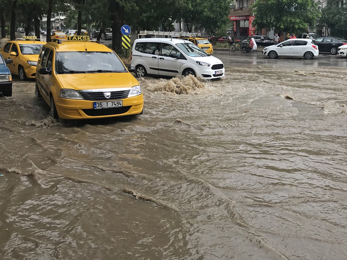 İzmir'i sağanak vurdu
