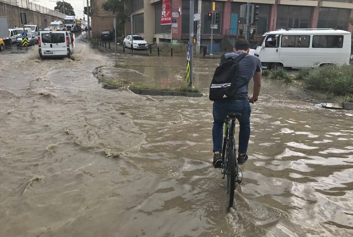 İzmir'i sağanak vurdu