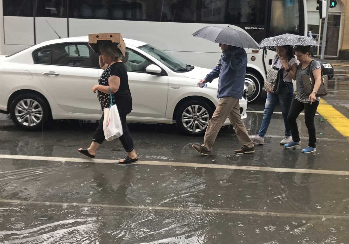 İzmir'i sağanak vurdu