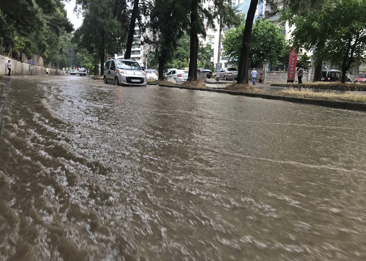 İzmir'i sağanak vurdu