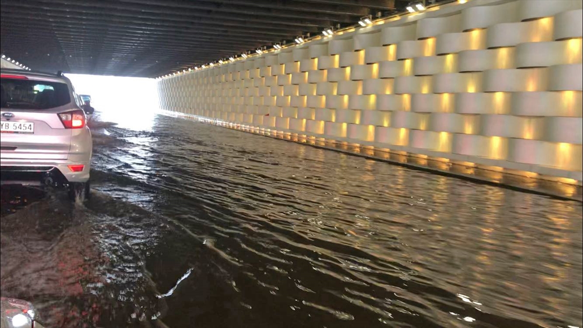 İzmir'i sağanak vurdu