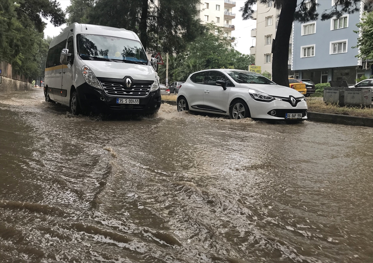 İzmir'i sağanak vurdu