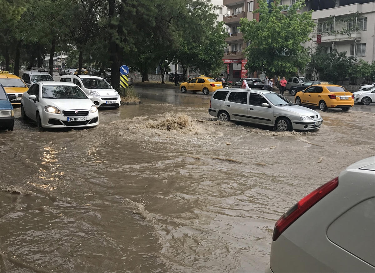 İzmir'i sağanak vurdu