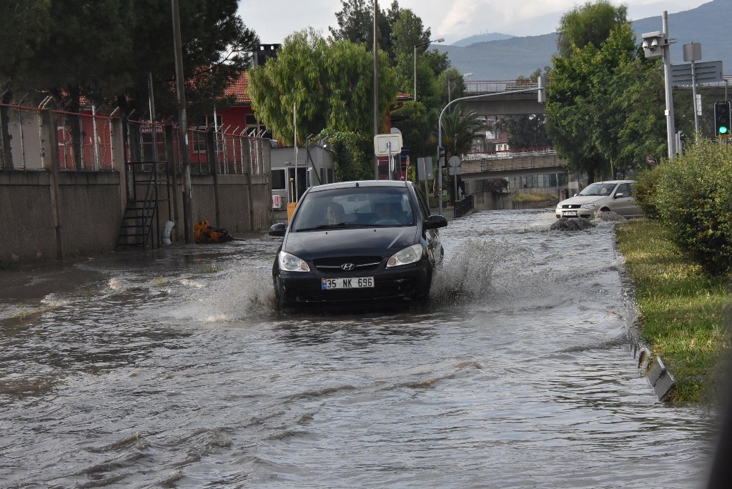 İzmir'i sağanak vurdu