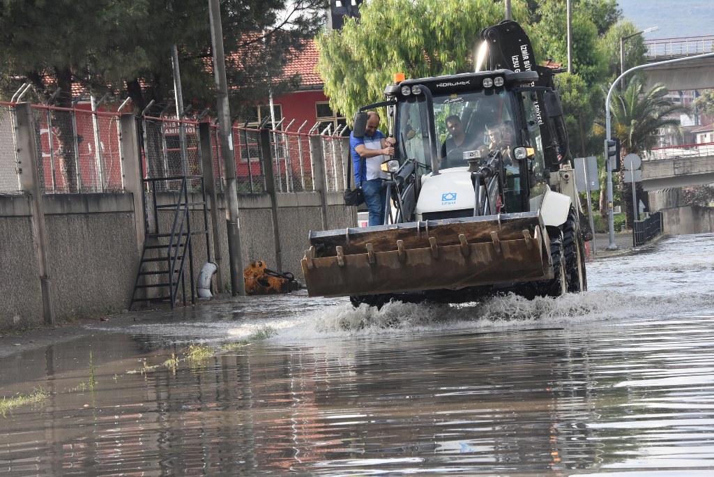 İzmir'i sağanak vurdu