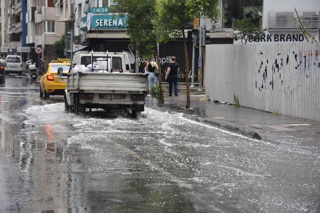 İzmir'i sağanak vurdu