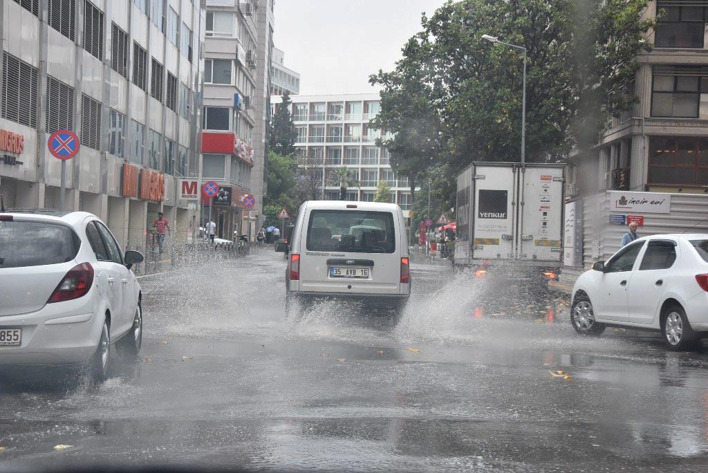 İzmir'i sağanak vurdu