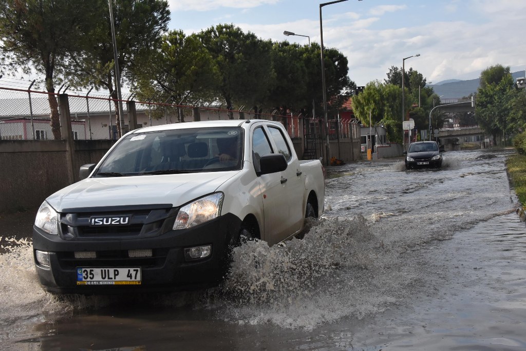 İzmir'i sağanak vurdu