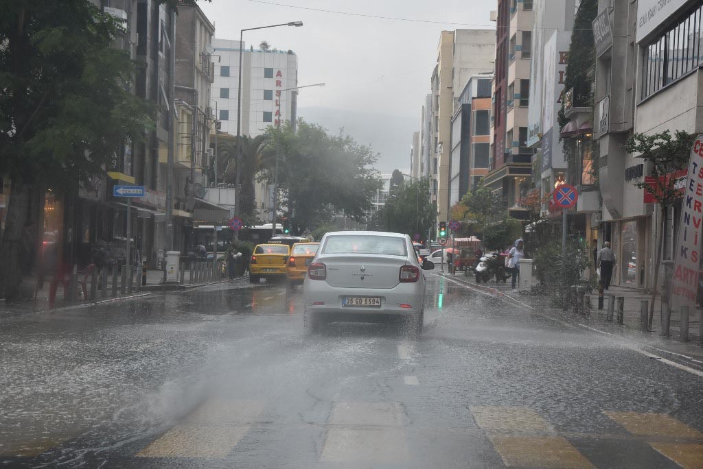 İzmir'i sağanak vurdu