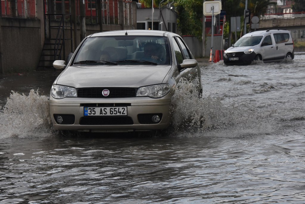 İzmir'i sağanak vurdu