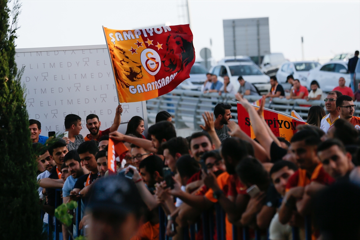 Galatasaray İzmir'de tezahüratlarla karşılandı
