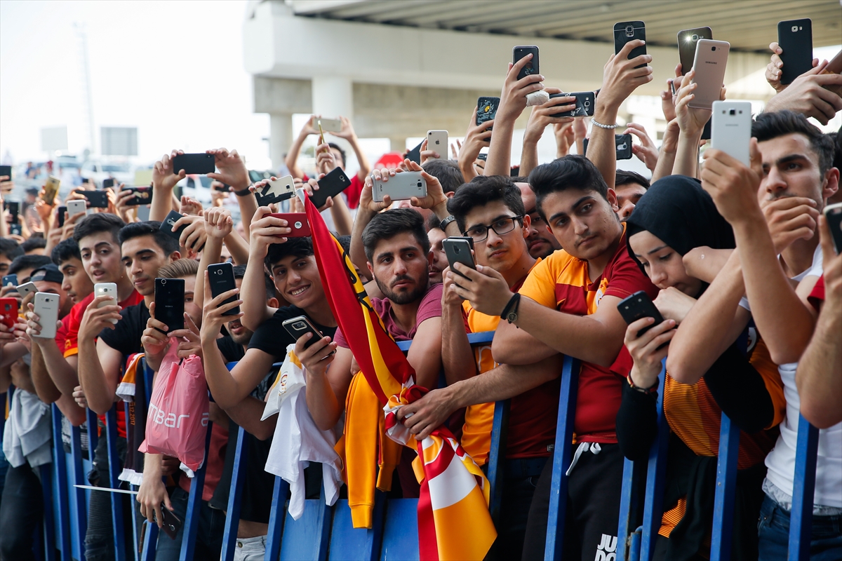 Galatasaray İzmir'de tezahüratlarla karşılandı
