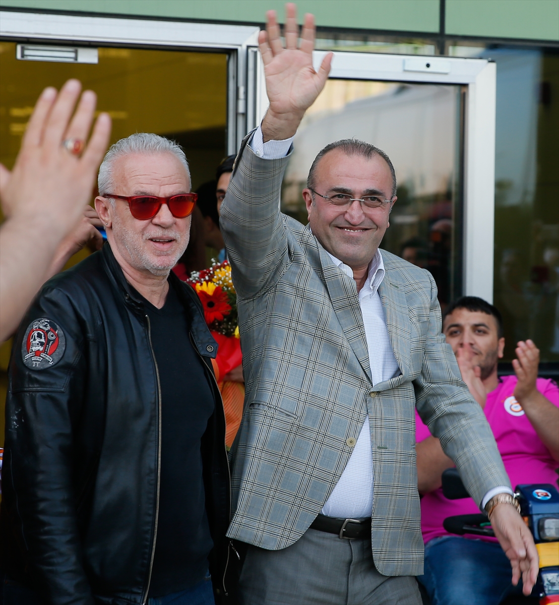 Galatasaray İzmir'de tezahüratlarla karşılandı