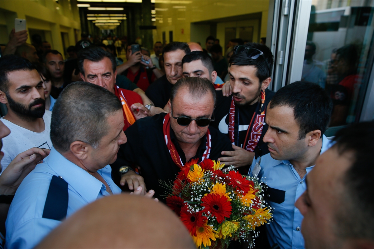 Galatasaray İzmir'de tezahüratlarla karşılandı