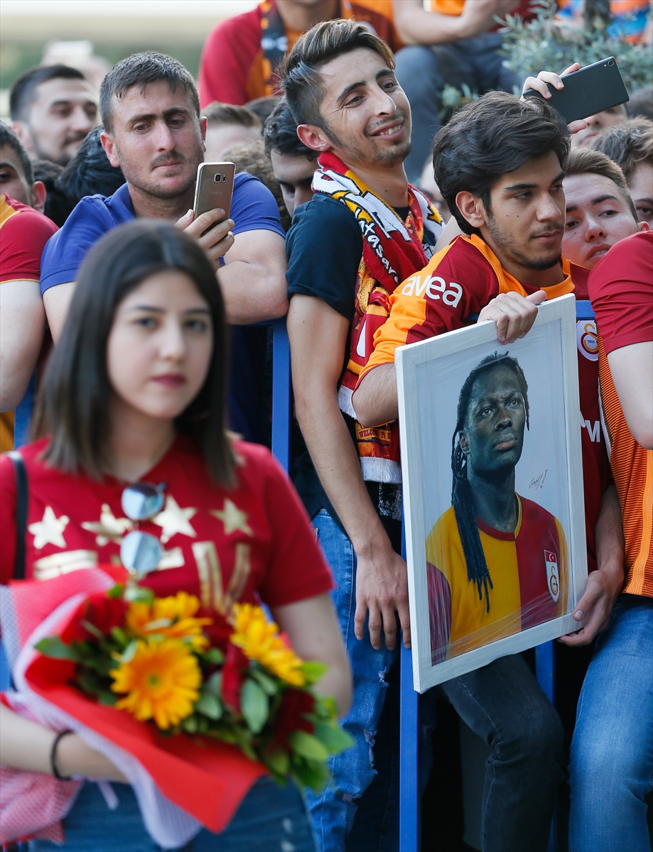 Galatasaray İzmir'de tezahüratlarla karşılandı