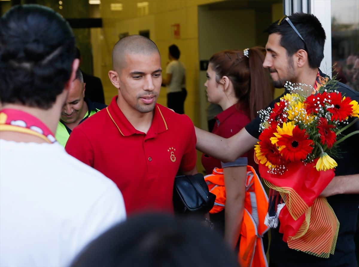 Galatasaray İzmir'de tezahüratlarla karşılandı