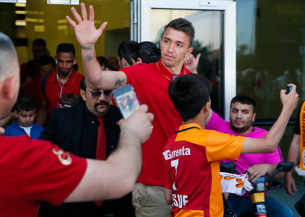 Galatasaray İzmir'de tezahüratlarla karşılandı