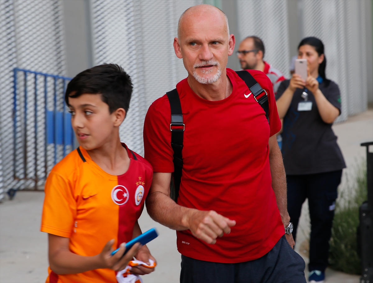 Galatasaray İzmir'de tezahüratlarla karşılandı