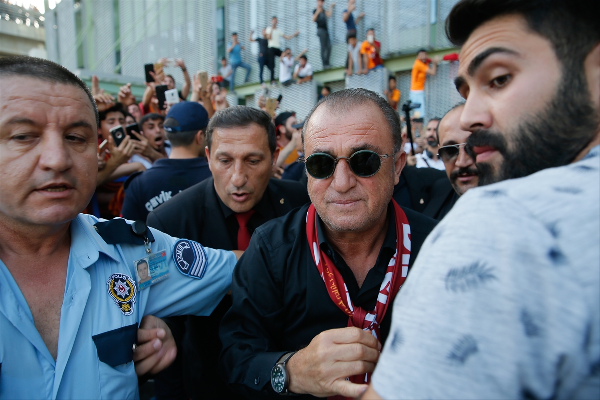 Galatasaray İzmir'de tezahüratlarla karşılandı