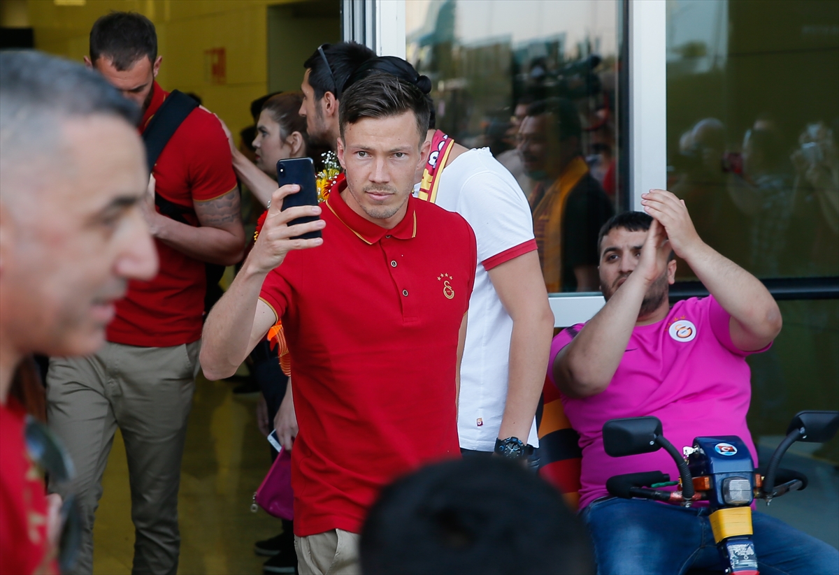 Galatasaray İzmir'de tezahüratlarla karşılandı