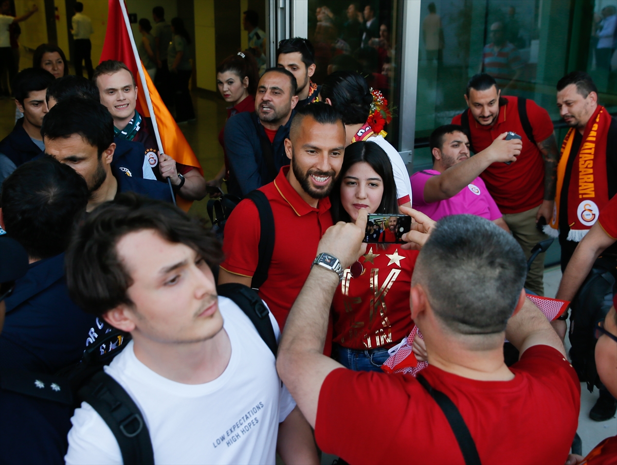 Galatasaray İzmir'de tezahüratlarla karşılandı