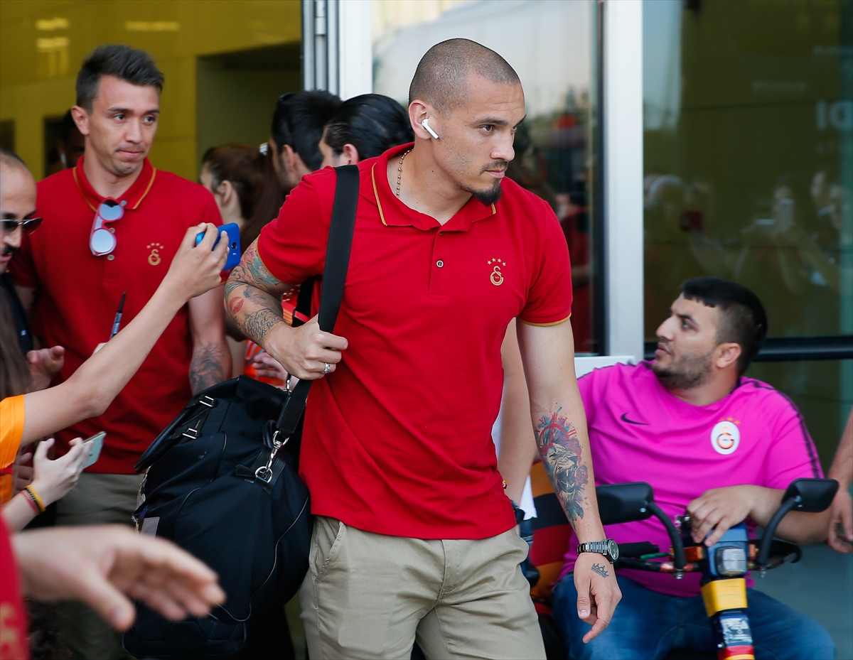 Galatasaray İzmir'de tezahüratlarla karşılandı