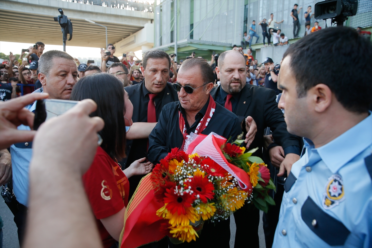 Galatasaray İzmir'de tezahüratlarla karşılandı