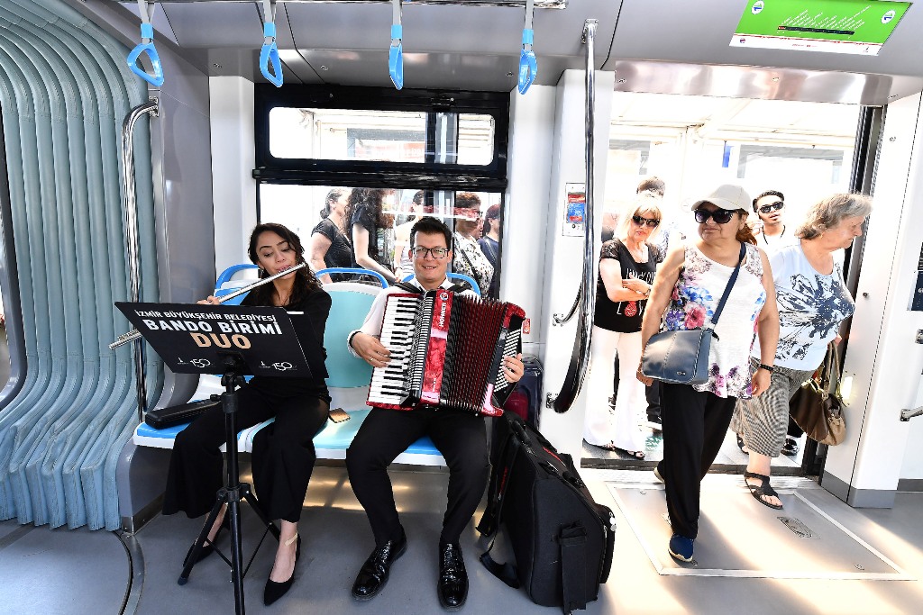 Tramvayda müzik keyfi