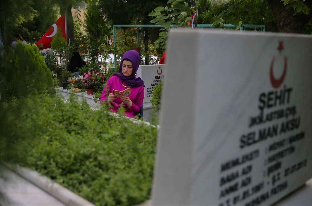 Şehitleriyle bayramlaştılar