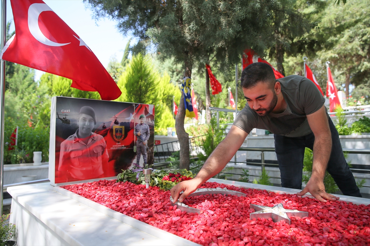 Şehitleriyle bayramlaştılar