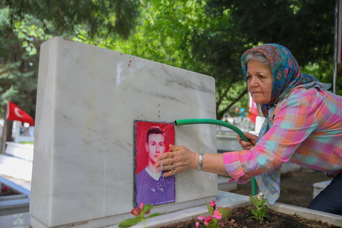 Şehitleriyle bayramlaştılar