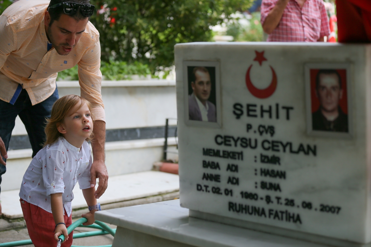 Şehitleriyle bayramlaştılar