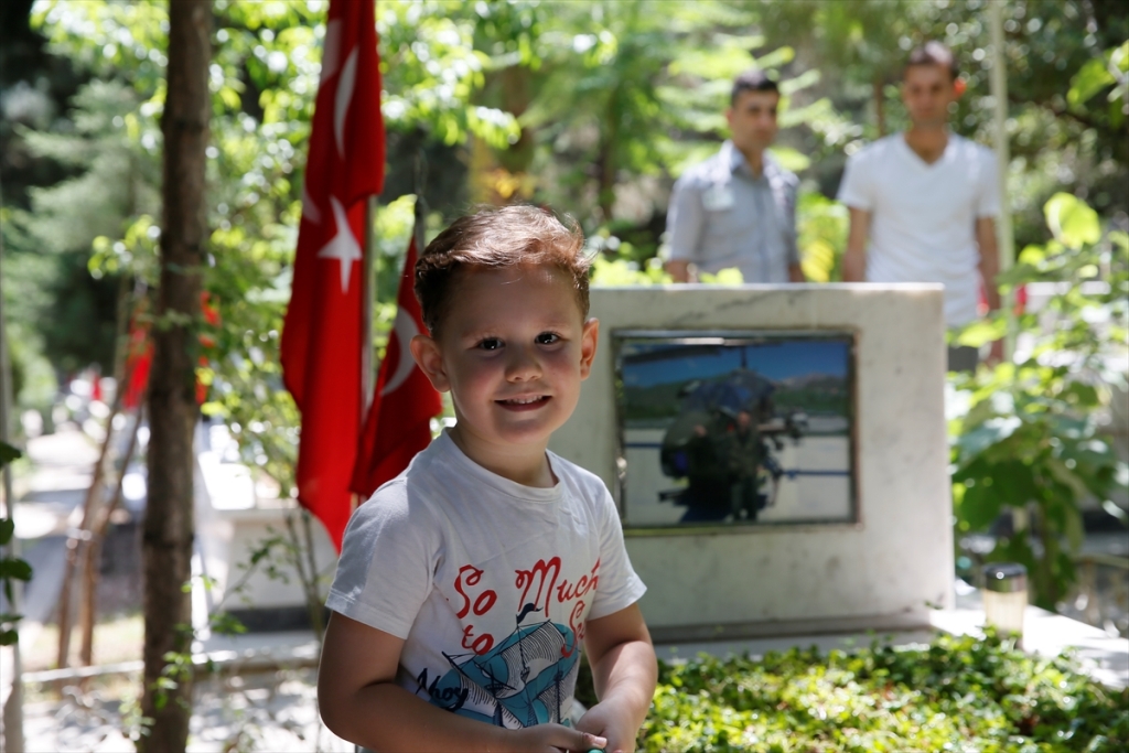 Şehitleriyle bayramlaştılar
