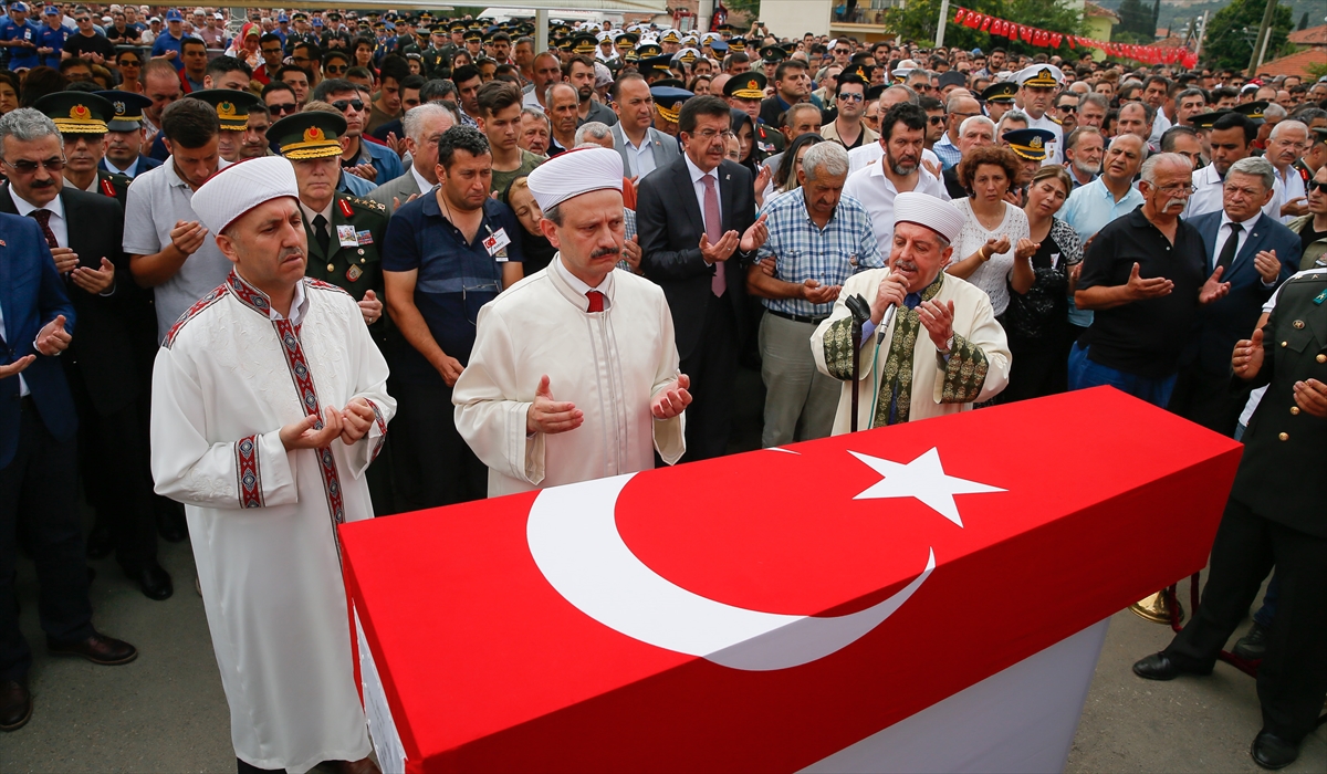 İzmir şehidini son yolculuğuna uğurladı!
