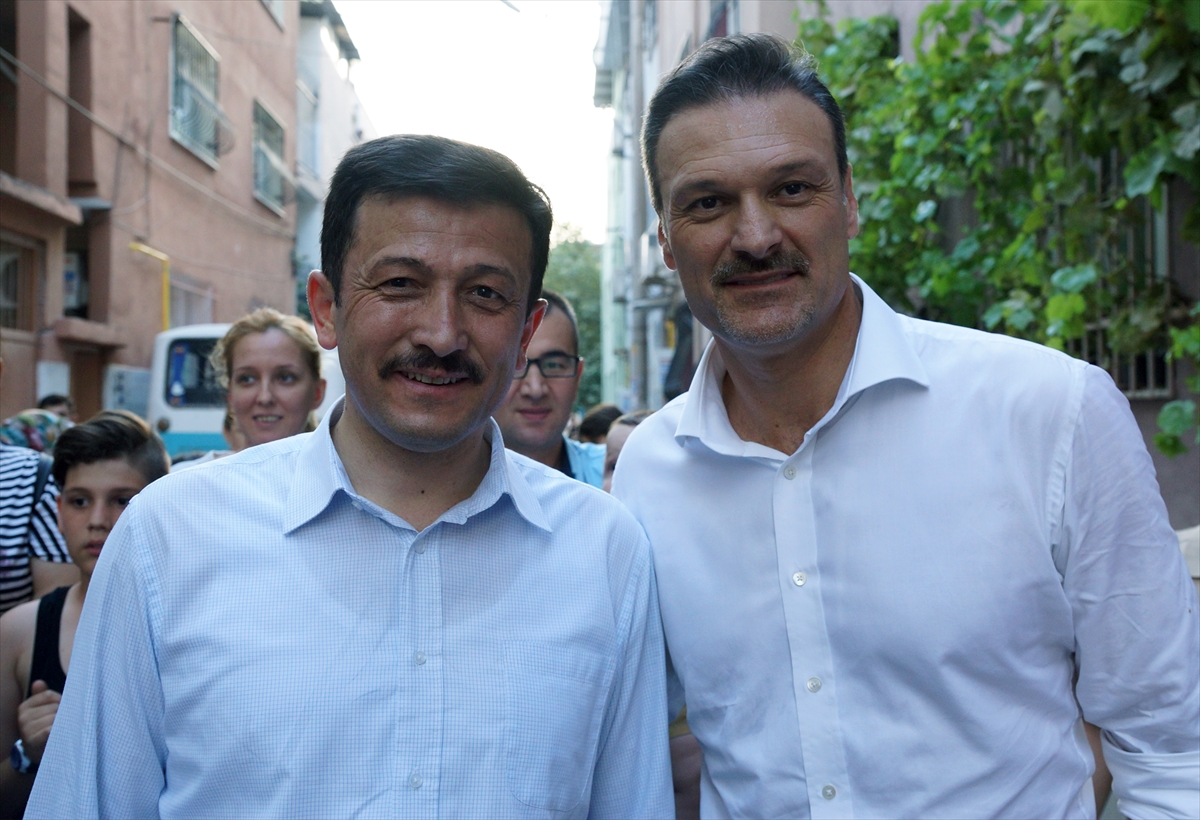 Hamza Dağ ile Alpay Özalan sokakta maç yaptı!