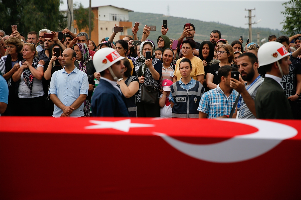 İzmir şehidini son yolculuğuna uğurladı!