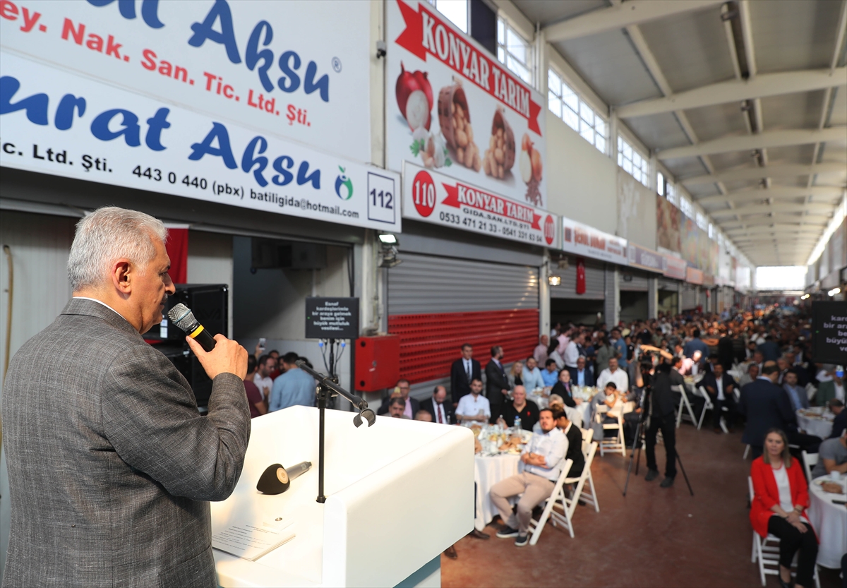 Yıldırım İzmir'de hal esnafını ziyaret etti