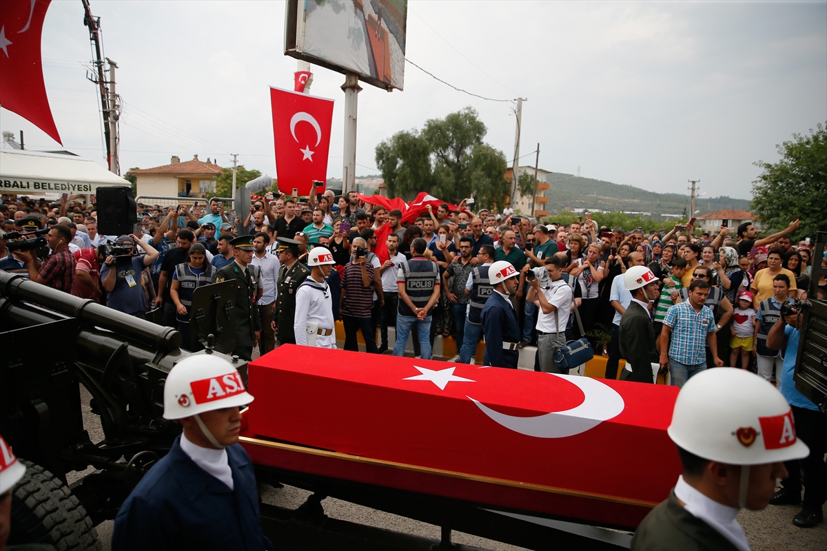 İzmir şehidini son yolculuğuna uğurladı!
