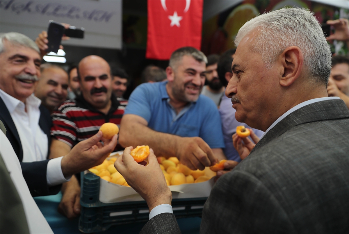 Yıldırım İzmir'de hal esnafını ziyaret etti