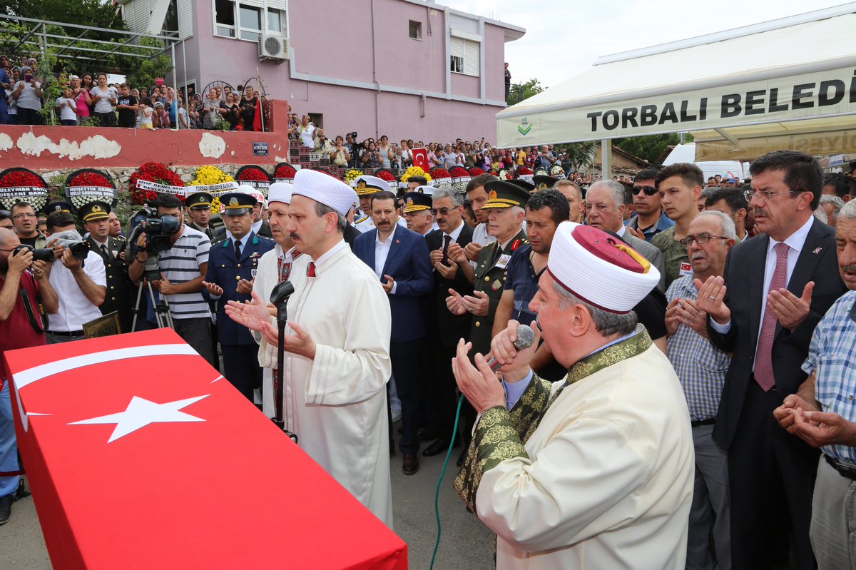 İzmir şehidini son yolculuğuna uğurladı!