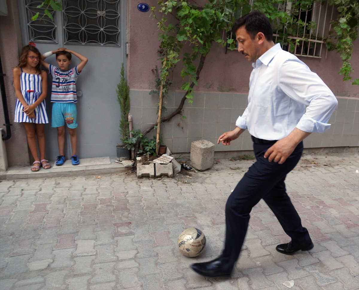 Hamza Dağ ile Alpay Özalan sokakta maç yaptı!