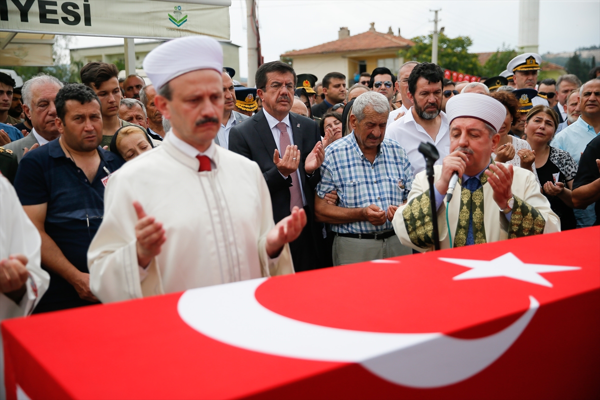 İzmir şehidini son yolculuğuna uğurladı!