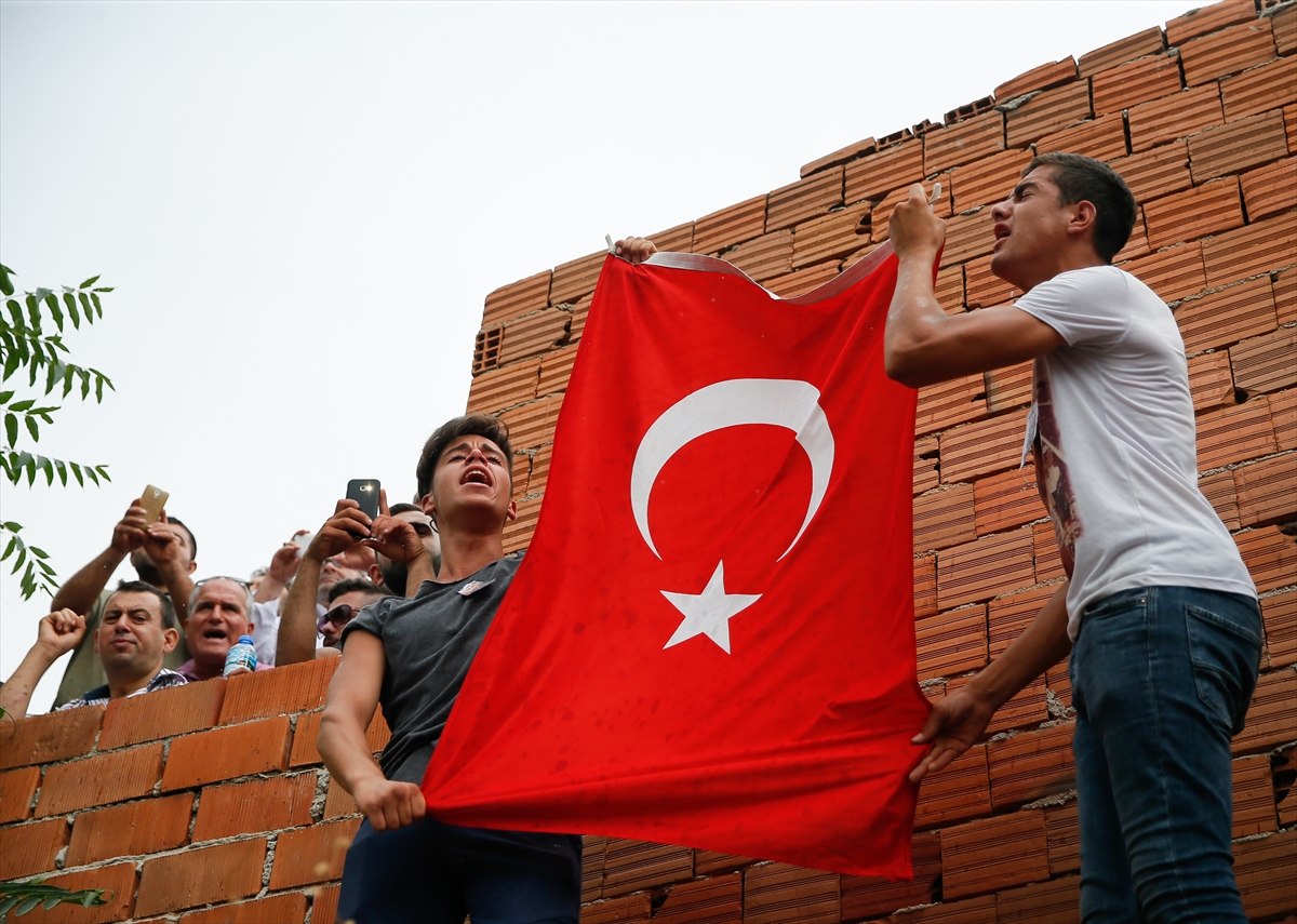 İzmir şehidini son yolculuğuna uğurladı!