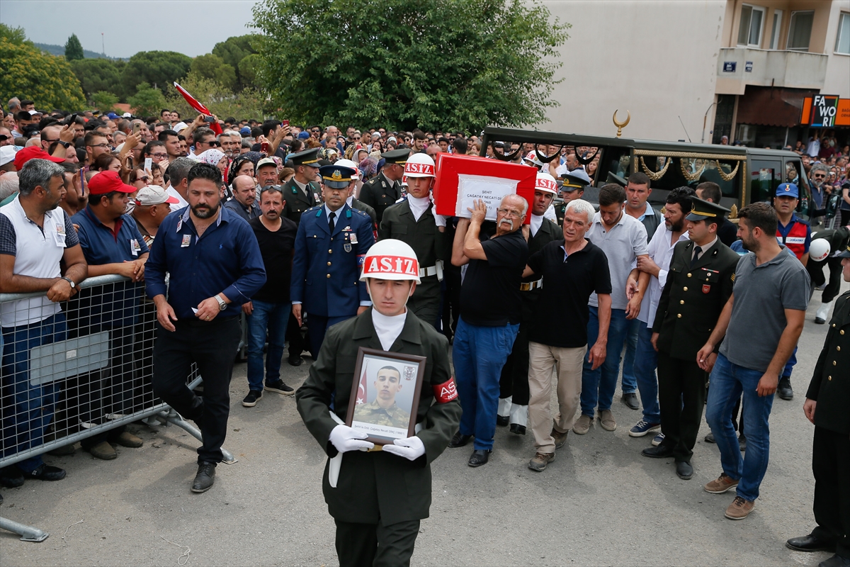 İzmir şehidini son yolculuğuna uğurladı!